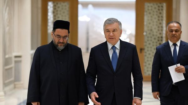 Президент Шавкат Мирзиёев начал поездку в Самарканд с посещения мавзолея Имама Бухари - Sputnik Узбекистан