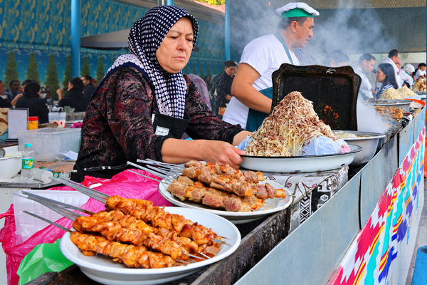Milliy taomlar ustalari: kabob, norin va mashhur taomlar qatorining betakror muhiti - Sputnik O‘zbekiston