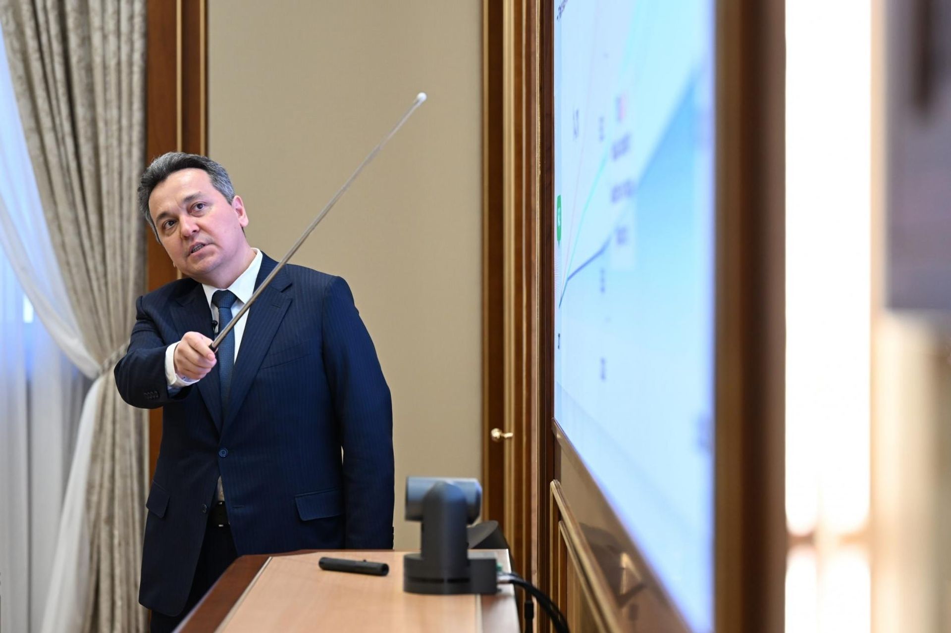 Президент Шавкат Мирзиёев ознакомился с презентацией по развитию экосистемы цифрового образования. Президент Шавкат Мирзиёев ознакомился с презентацией по развитию экосистемы цифрового образования. - Sputnik Узбекистан, 1920, 20.10.2026