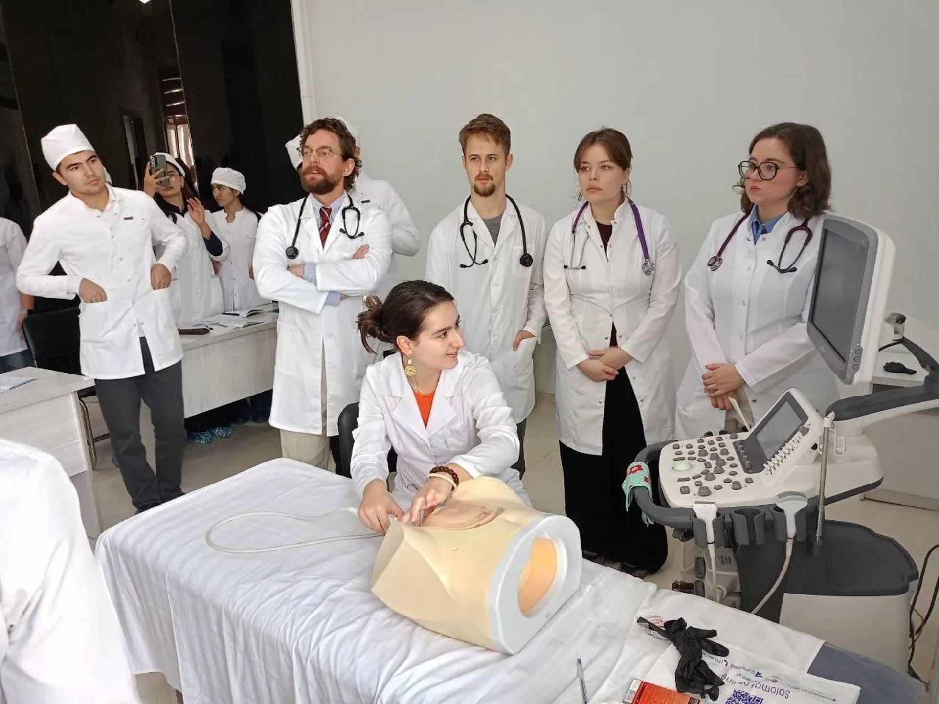 Студенты РУДН неделю изучали работу врачей в Бухаре Студенты РУДН неделю изучали работу врачей в Бухаре - Sputnik Узбекистан, 1920, 21.10.2026