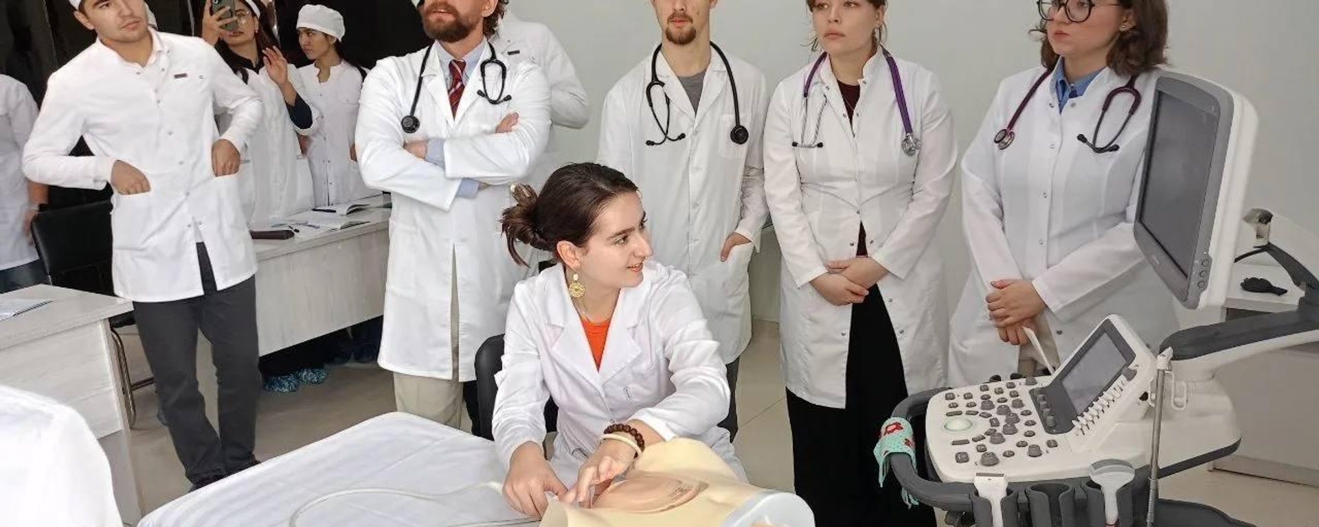 Студенты РУДН неделю изучали работу врачей в Бухаре  - Sputnik Узбекистан, 1920, 27.10.2026