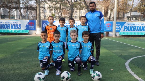 Тренер футбольной школы Pakhtakor Kids, бывший игрок национальной сборной Узбекистана Абдукаххор Ходжиакбаров со своими воспитанниками - Sputnik Узбекистан
