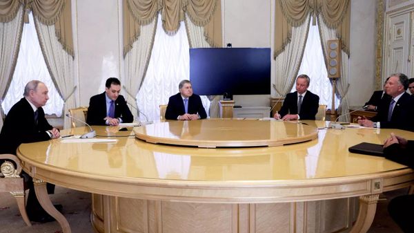 Президент РФ Владимир Путин и спецпосланник президента США Стивен Уиткофф во время встречи в Константиновском дворце в Санкт-Петербурге - Sputnik Узбекистан