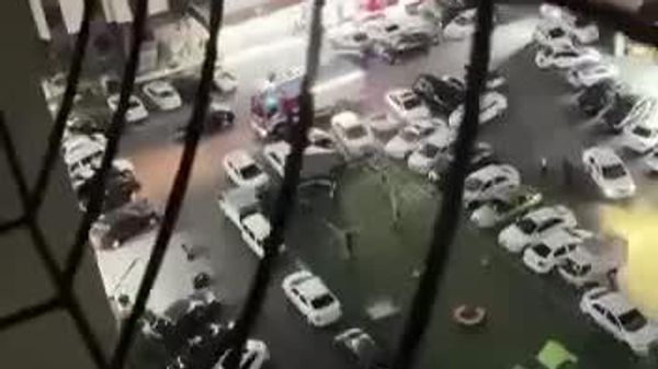 Пожар унес жизнь одного человека: спасатели не смогли вовремя заехать во двор из-за припаркованных машин, пишут в соцсетях - Sputnik Узбекистан
