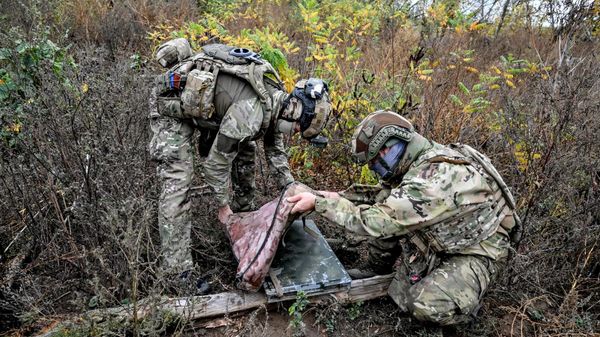 Украинские военнослужащие используют камуфляжный чехол для защиты терминала спутниковой связи Starlink. - Sputnik Узбекистан