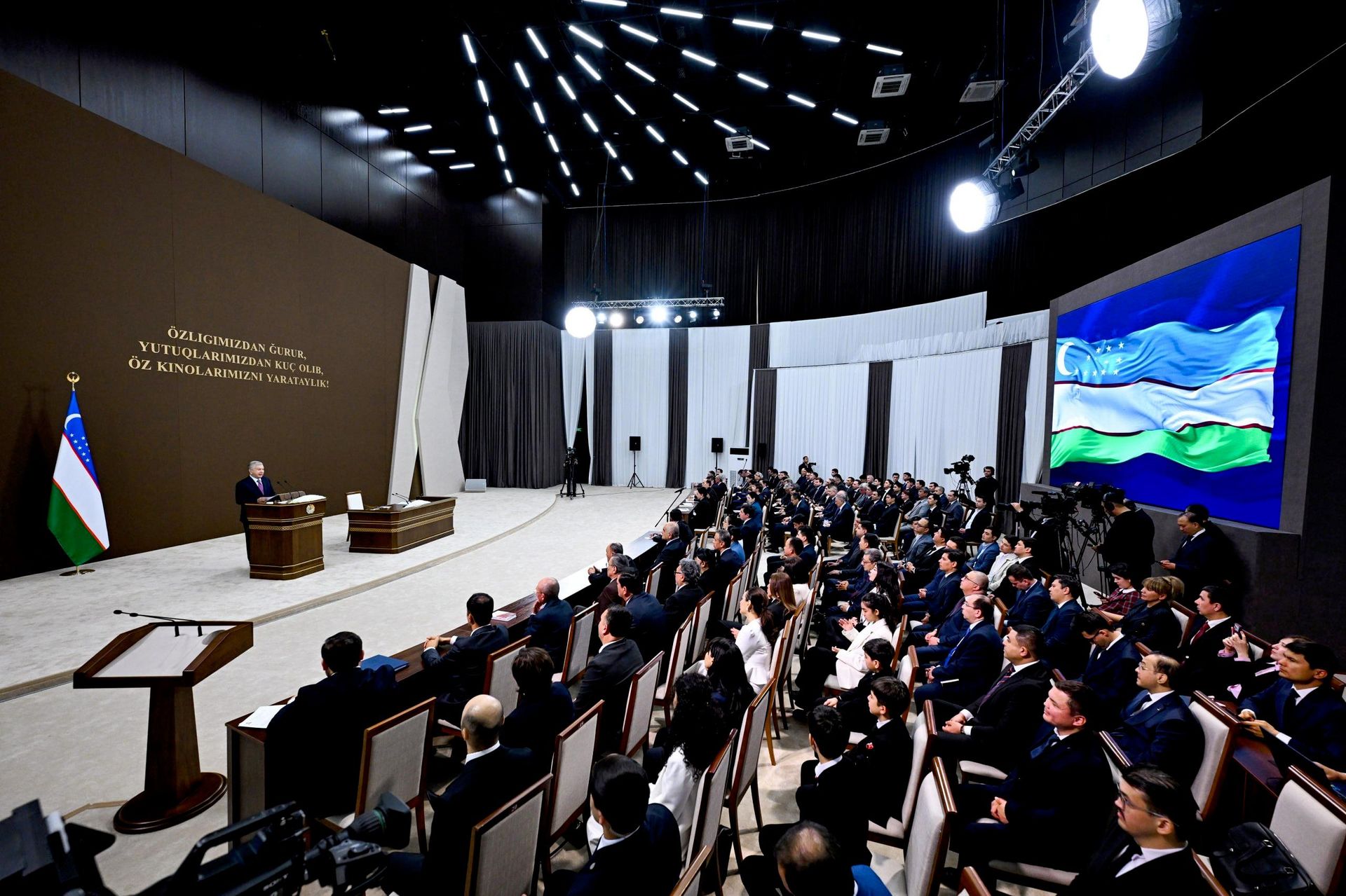 Шавкат Мирзиёев посетил дом кино Renessans, где встретился с работниками кинематографии и обсудил с ними проводимую в сфере работу и дальнейшие планы. Шавкат Мирзиёев посетил дом кино Renessans, где встретился с работниками кинематографии и обсудил с ними проводимую в сфере работу и дальнейшие планы. - Sputnik Узбекистан, 1920, 26.10.2026