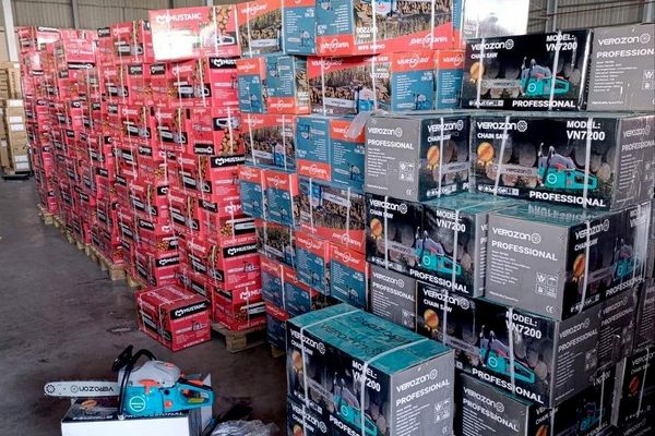 На таможне Дустлик в Андижанской области выявили незадекларированные товары на 2,2 млрд сумов На таможне Дустлик в Андижанской области выявили незадекларированные товары на 2,2 млрд сумов - Sputnik Узбекистан
