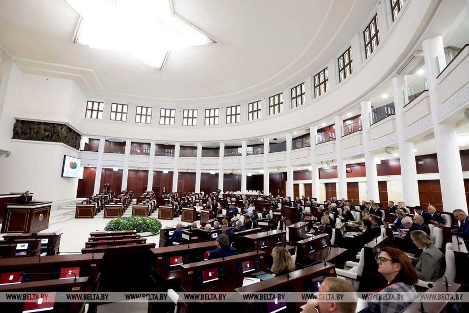 Парламент Беларуси принял законопроект о ратификации соглашения с Узбекистаном об оргнаборе и трудоустройстве узбекистанцев в Беларуси. - Sputnik Узбекистан, 1920, 31.10.2026