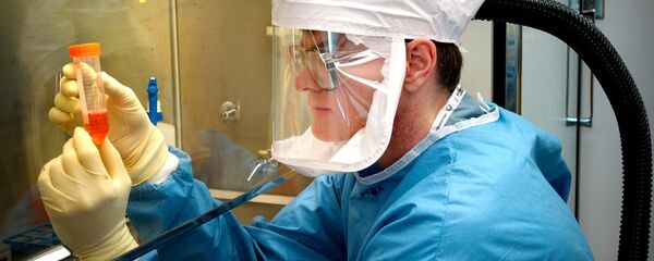 Ученый микробиолог в процессе исследований - Sputnik Ўзбекистон