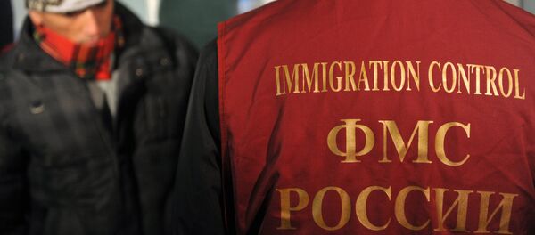 Сотрудник ФМС проверяет документы - Sputnik Ўзбекистон