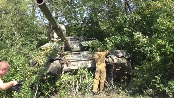 Ополченцы ДНР спрятали в лесополосе отведенные от позиций танки Т-64 - Sputnik Узбекистан