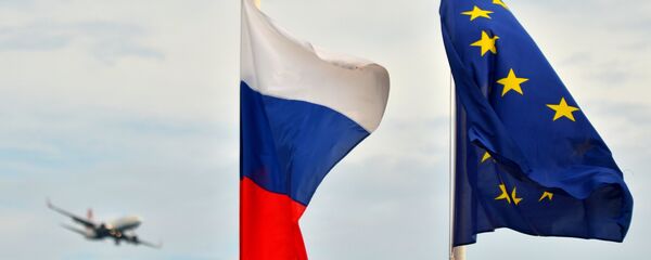 Flagi Rossii, YeS, Fransii i gerb Nissi na naberejnoy Nissi - Sputnik O‘zbekiston