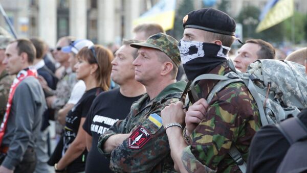 Митинг Правого сектора в Киеве: активисты в камуфляже и черно-красные флаги - Sputnik Узбекистан