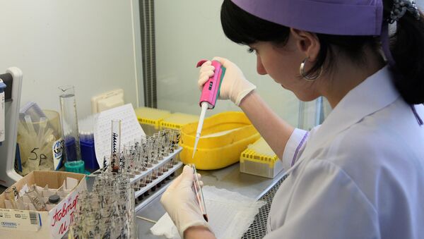 Лаборантка проводит анализ крови на ВИЧ-статус - Sputnik Узбекистан
