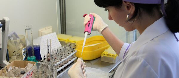 Лаборант қиз анализларни текширмоқда Лаборант қиз анализларни текширмоқда - Sputnik Ўзбекистон