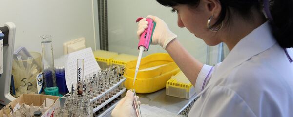 Лаборантка проводит анализ крови на ВИЧ-статус Лаборантка проводит анализ крови на ВИЧ-статус - Sputnik Ўзбекистон