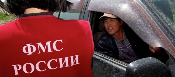 Рейд инспекторов УФМС России по выявлению нелегальных мигрантов Рейд инспекторов УФМС России по выявлению нелегальных мигрантов - Sputnik Узбекистан