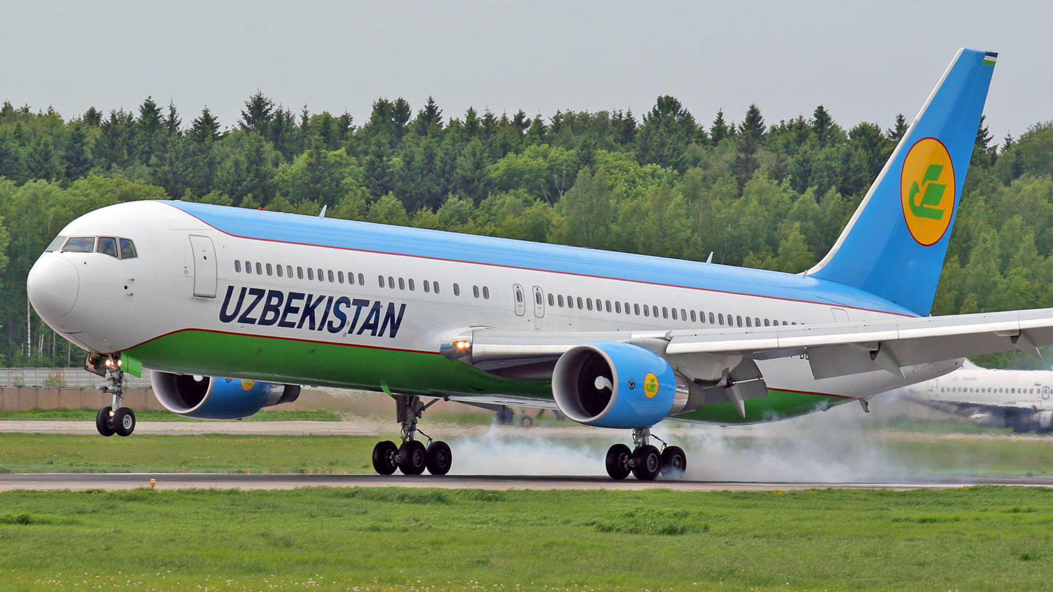 Узбекистон хаво йуллари. Боинг 767-300 Uzbekistan Airways. Узбекские авиалинии Boeing 767-300er. 777 300 Боинг Uzbekistan Airways. Самолет Узбекистан хаво йуллари.