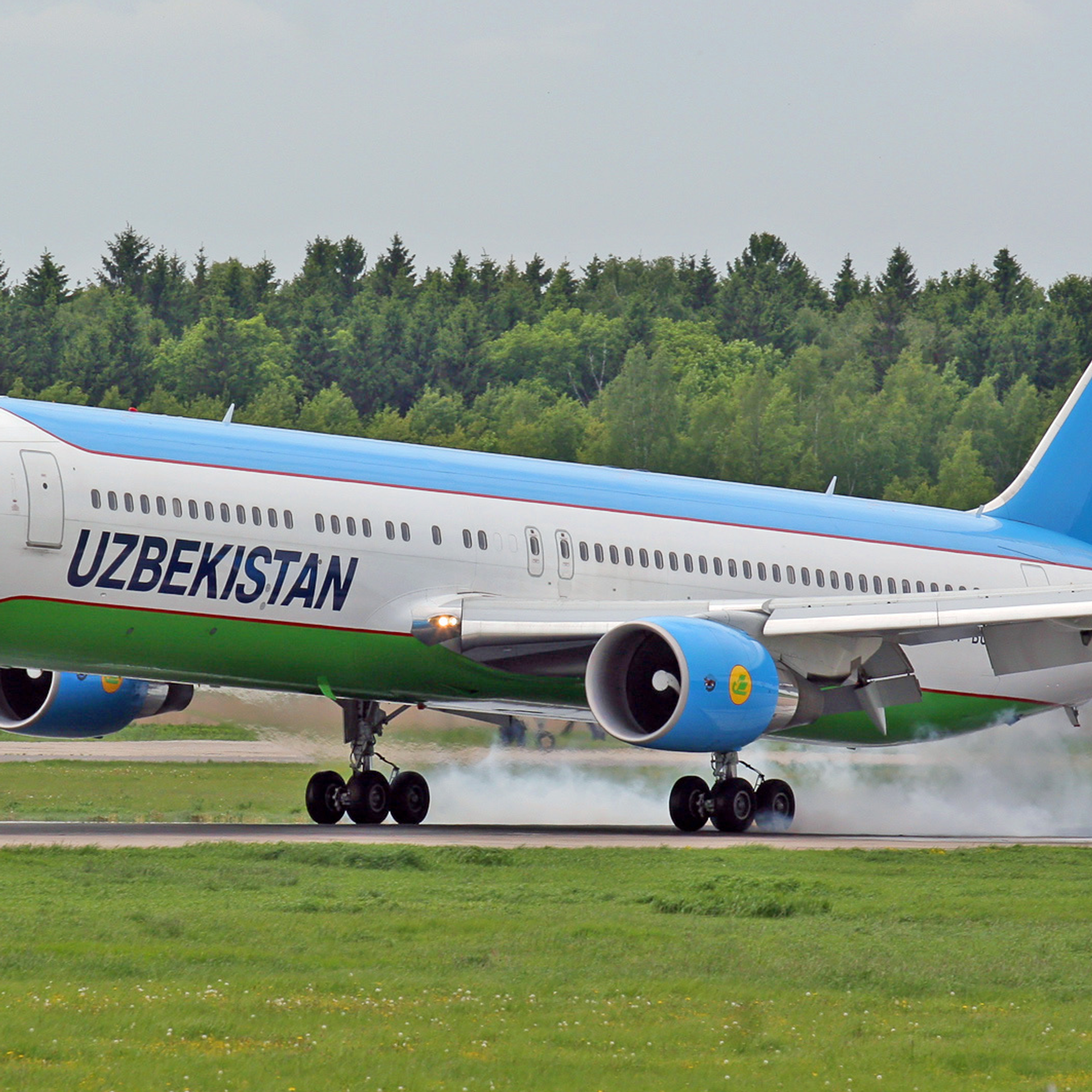 Uzbekistan airways рейсы. Узбекские авиалинии 767-300. Самолёт Боинг 767-300 Узбекистан. Узбекистан авиакомпания хаво йуллари. 777 300 Боинг Uzbekistan Airways.