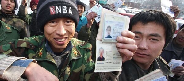 Migranti iz Kitaya demonstriruyut dokumenti - Sputnik O‘zbekiston