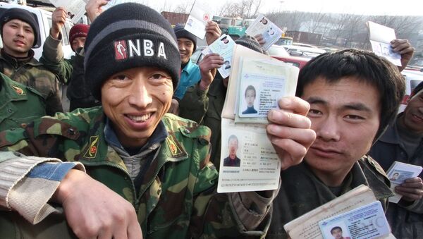 Мигранты из Китая демонстрируют документы - Sputnik Ўзбекистон