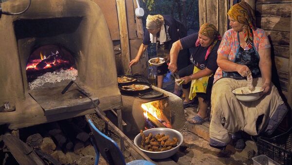 Женщины готовят еду  - Sputnik Узбекистан