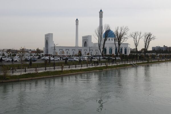 Вид на мечеть Минор с канала Бозсу - Sputnik Узбекистан