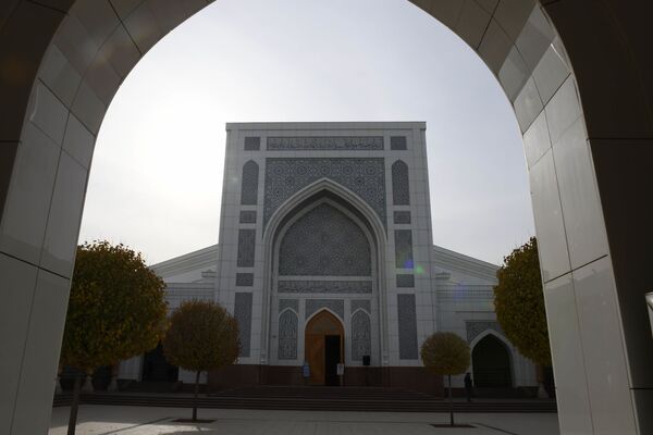 Вид через арку мечети Минор (белая мечеть) - Sputnik Узбекистан