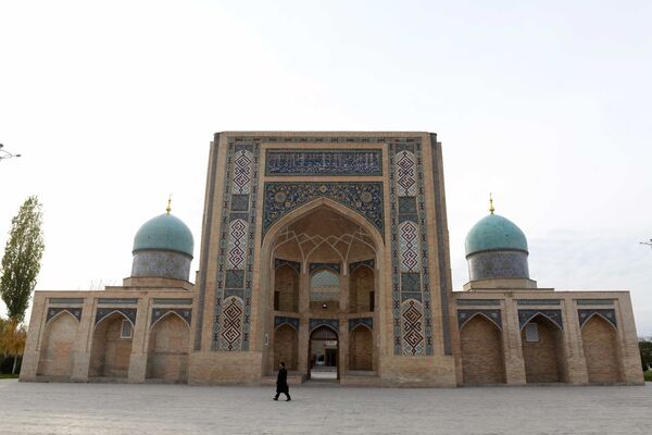 Медресе Баракхан. Построено в 1531—1532 гг. по указанию внука Улугбека — Навруза Ахмадхана, имевшему прозвище Баракхан, что означает удачливый - Sputnik Узбекистан