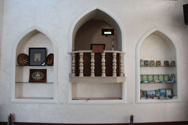 Мимба́р — кафедра или трибуна в соборной мечети, с которой имам читает пятничную проповедь - Sputnik Узбекистан
