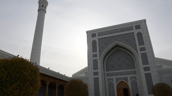 Один из минаретов мечети Минор (вид с территори мечети) - Sputnik Узбекистан