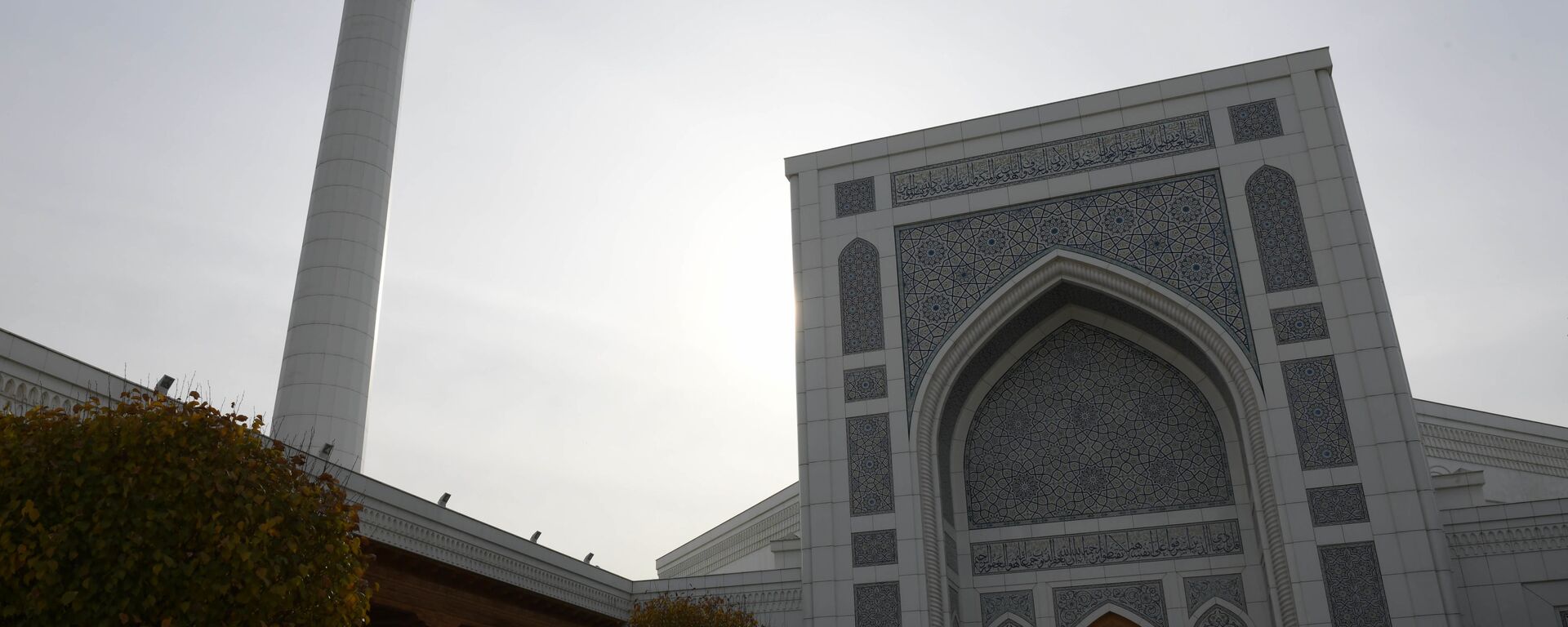 Один из минаретов мечети Минор (вид с территори мечети) - Sputnik Узбекистан, 1920, 17.07.2021