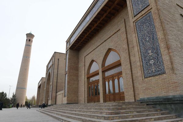 Передний вид Соборной мечети Хазрати Имам - Sputnik Узбекистан