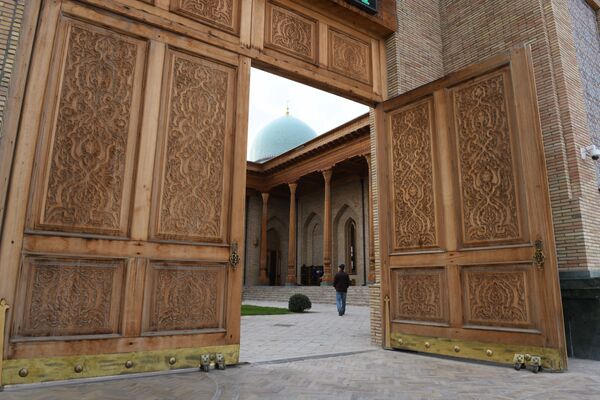 При входе в мечеть Хазрати Имам имеется айван c с двадцатью резными колоннами из сандалового дерева - Sputnik Узбекистан