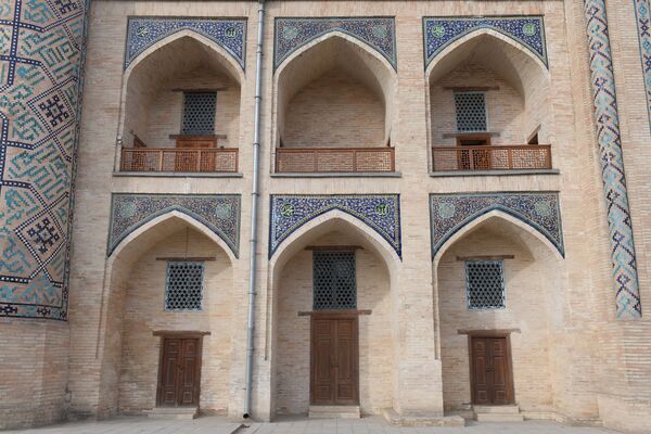 Фасад медресе Кукельдаш (крупнейшее из 23 медресе старого Ташкента, построено не позднее 1569 года министром ташкентских шейбанидских султанов Барак-хана и Дервиш-хана, носившим прозвище кукельдаш) - Sputnik Узбекистан