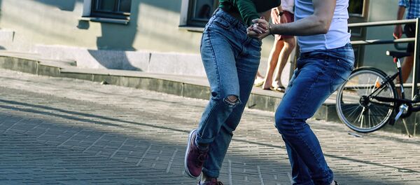 Молодые люди танцуют на улице Молодые люди танцуют на улице - Sputnik Ўзбекистон