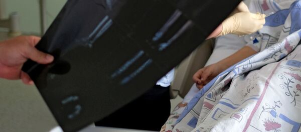 Врач проводит осмотр пациента - Sputnik Узбекистан