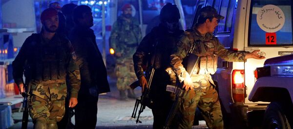 Афганские военнослужащие на месте взрыва в Кабуле - Sputnik Узбекистан