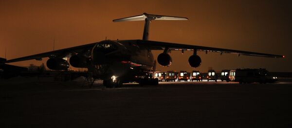 Машины спасательных служб на взлетной полосе - Sputnik Узбекистан