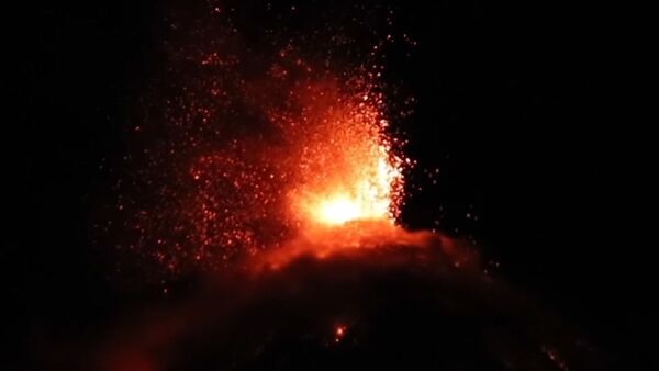 Беспокойный вулкан Фуэго в Гватемале - Sputnik Узбекистан