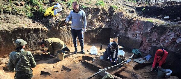 Череп мамонта с кладом внутри обнаружен археологами на Зарайской стоянке Череп мамонта с кладом внутри обнаружен археологами на Зарайской стоянке - Sputnik Узбекистан