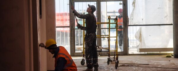 Строители во время отделочных работ - Sputnik Узбекистан