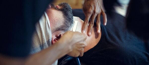 Мужчине бреют бороду. Иллюстративное фото - Sputnik Узбекистан