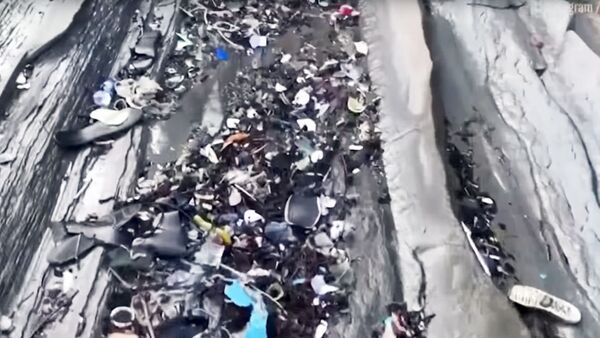 Необычные пляжи Сумайи погрязли в мусоре - Sputnik Узбекистан