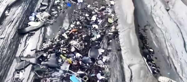 Необычные пляжи Сумайи погрязли в мусоре - Sputnik Узбекистан