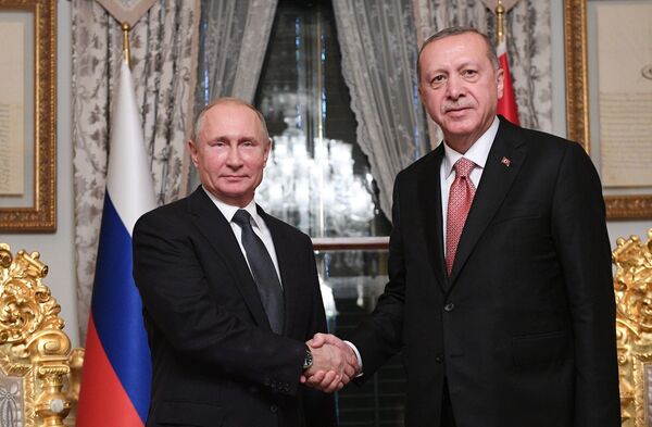 Президент России Владимир Путин и президент Турции Реджеп Тайип Эрдоган во время встречи в Стамбуле - Sputnik Узбекистан