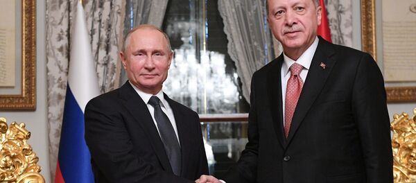 Президент России Владимир Путин и президент Турции Реджеп Тайип Эрдоган во время встречи в Стамбуле Президент России Владимир Путин и президент Турции Реджеп Тайип Эрдоган во время встречи в Стамбуле - Sputnik Ўзбекистон