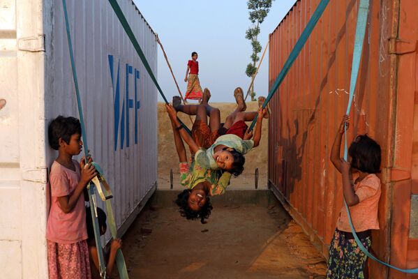 Дети играют в лагере для беженцев в городе Кокс-Базар, Бангладеш - Sputnik Узбекистан