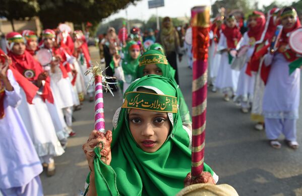 Пакистанские подростки на праздновании дня рождения пророка Мухаммада в Карачи - Sputnik Узбекистан