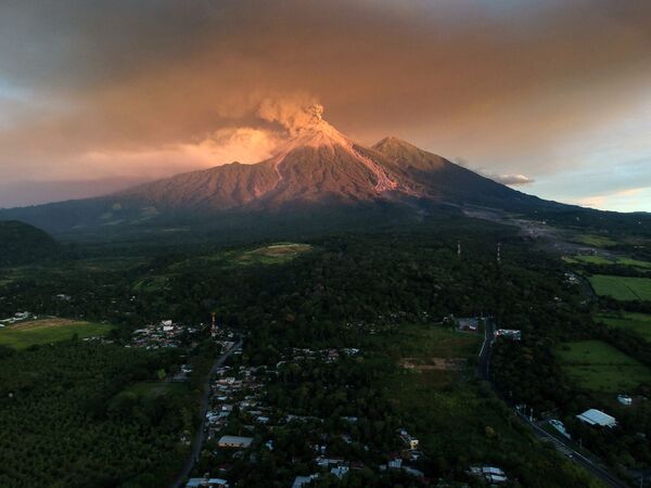 Извергающийся пепел вулкана Фуэго, Гватемала  - Sputnik Узбекистан